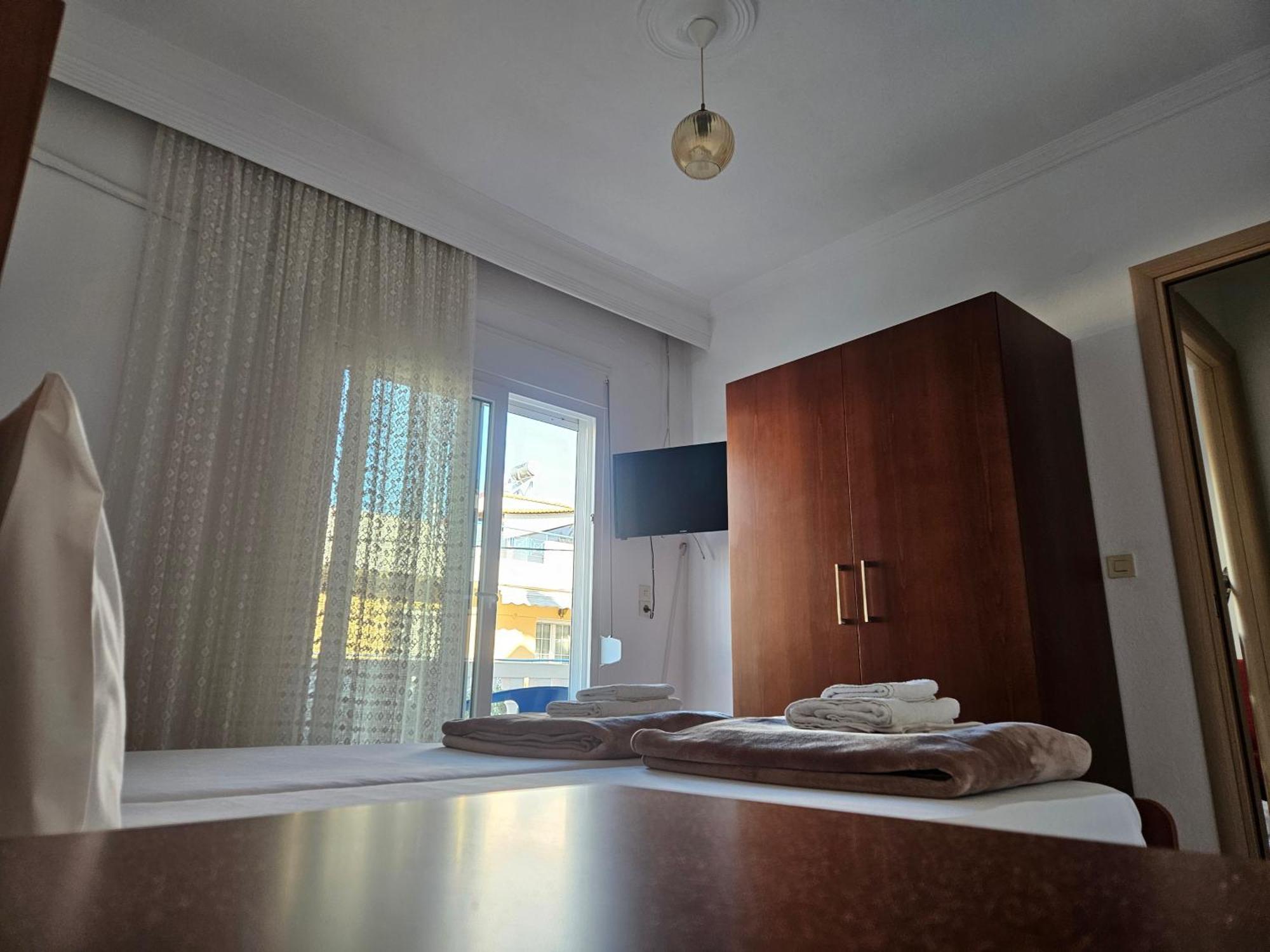 Leonidas Apartments Néa Péramos Eksteriør billede