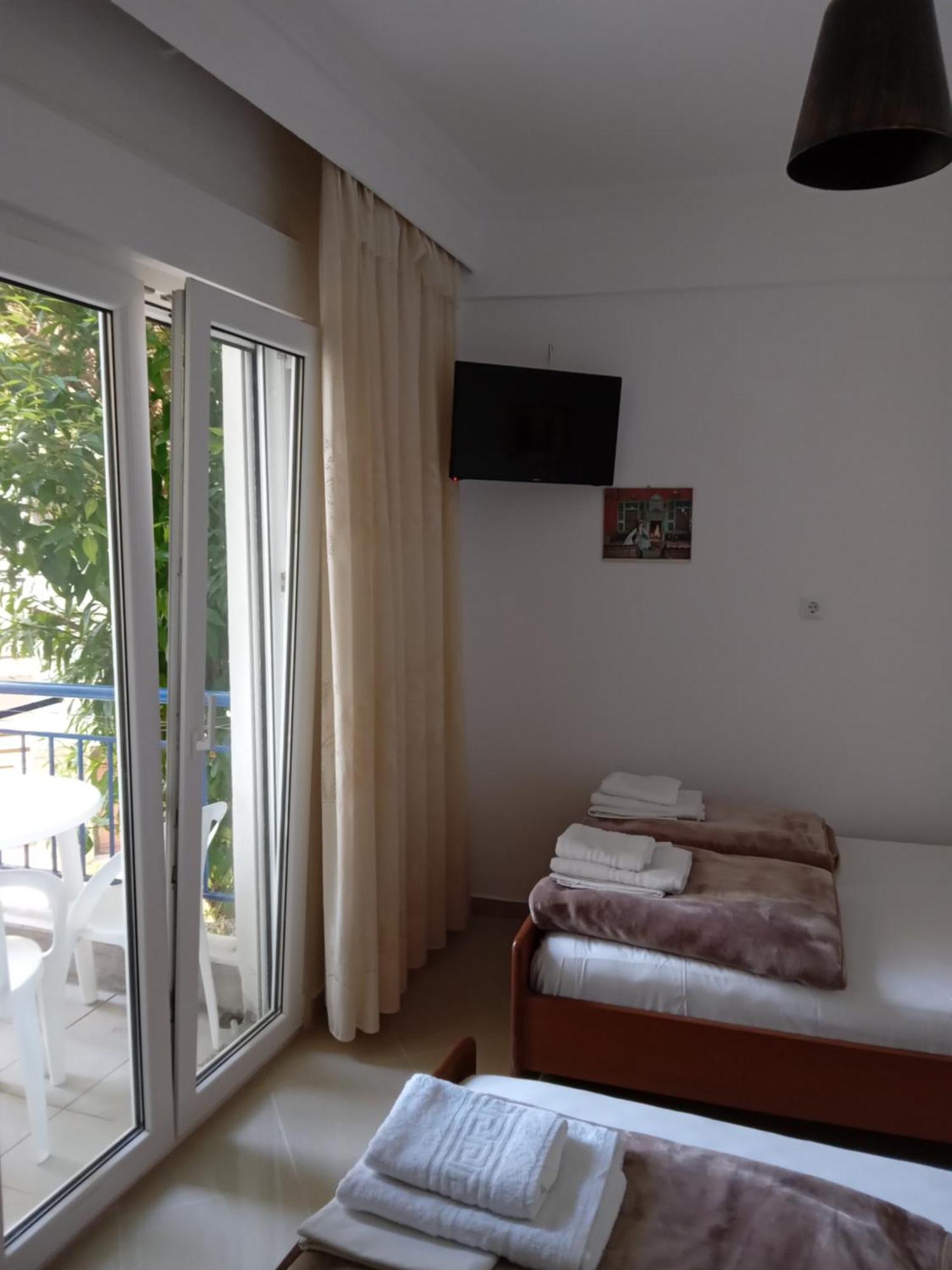 Leonidas Apartments Néa Péramos Eksteriør billede
